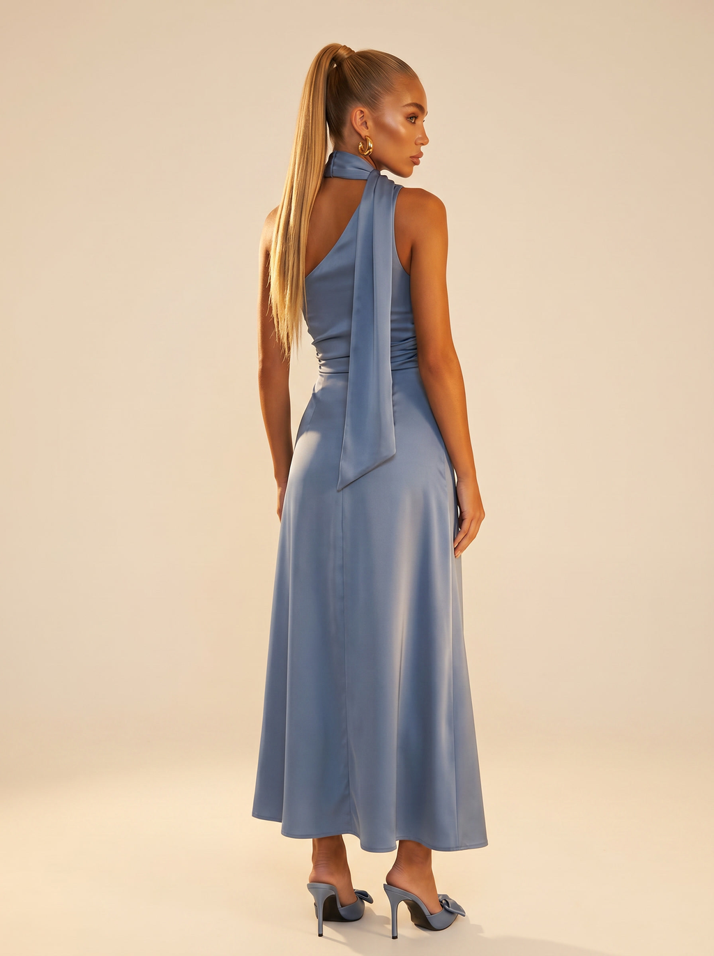 Robe longue satin bleu Celeste — Robe col V croisé volants